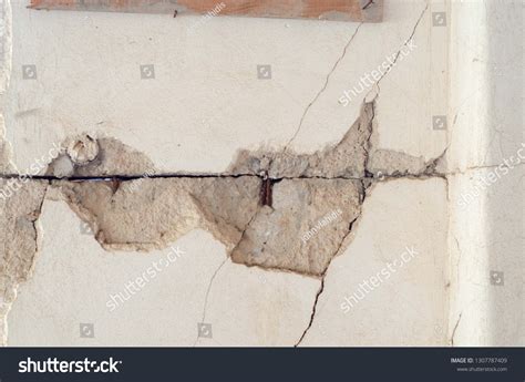 Earthquake Concrete Columns Cracks Damages Stock Photo 1307787409