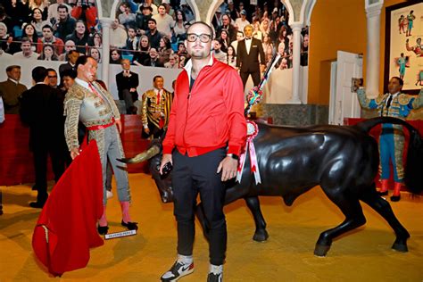 El boxeador Saúl Canelo Álvarez devela su figura de cera en un museo