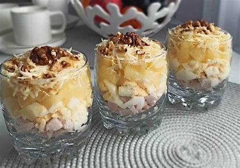 Салат с копченой курицей и ананасами – рецепт