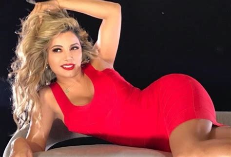 Aleida Núñez posa con camisón frente a un espejo para Instagram