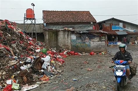 Kurang Truk Pengangkut Sampah Pasar Menggunung Nyaris Tutup Jalan