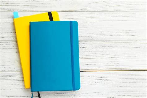 Cuaderno Diario Para Planificar En Azul Y Amarillo Foto Premium