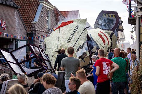 Ruimteschip Van Nameless Crasht In Vollenhove En Wint Het Bloemencorso