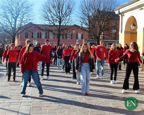 Un Flash Mob In Piazza Per Dire Basta Alla Violenza Sulle Donne