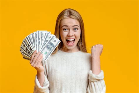 Latina Festejando Tras Recibir Mucho Dinero En Efectivo Foto De Archivo Imagen De Ocasional