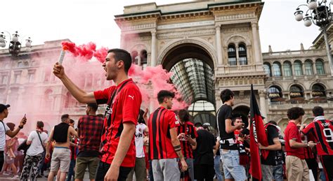 I Tifosi Milanisti Riempiono Piazza Duomo Fumogeni E Cori Contro Inter