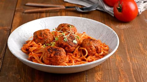 Tallarines Con Alb Ndigas Y Salsa De Pimientos Tomates Y Tomillo