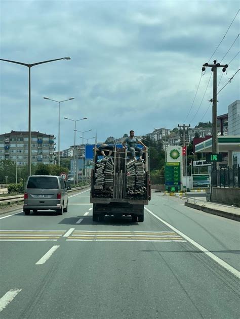 Kamyon Kasas Ndaki N Aat Skeleleri Zerinde Tehlikeli Yolculuk