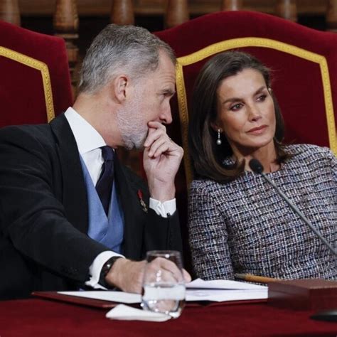 Los Reyes Felipe Y Letizia Comparten Confidencias En La Entrega Del