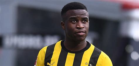 Bvb Youssoufa Moukoko Laut Einer Geburtsurkunde Monate Lter Welt