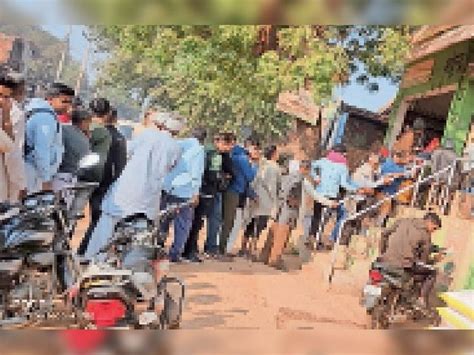 Urea Fertilizer Distributed To Farmers In Akoda खाद की मारामारी