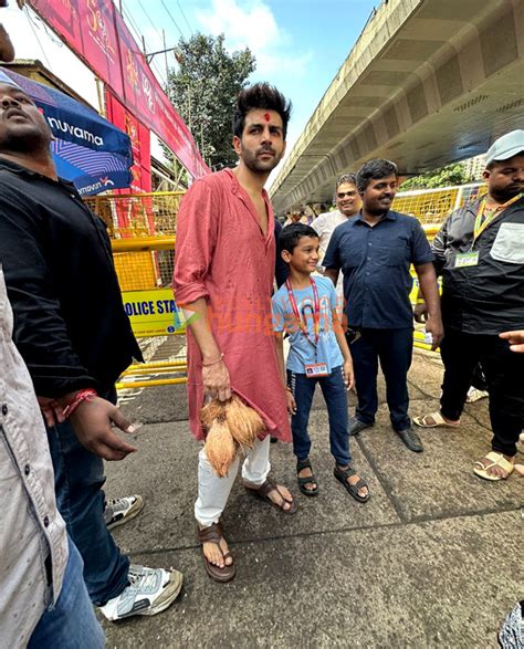 Photos Kartik Aaryan Visits Lalbaugcha Raja To Seek Lord Ganeshas