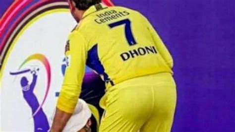 Twitter Goes Crazy As Arijit Singh Bows Down To Touch Ms Dhoni S Feet At Ipl 2023 Opening