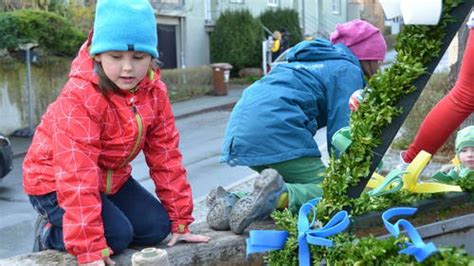 Schüler der Talschule schmücken den Osterbrunnen der