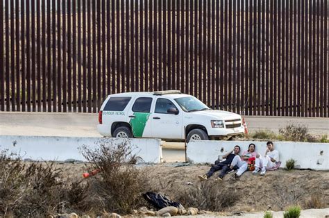 Lanzan A Un Ni O De A Os Sobre El Muro Fronterizo Para Cruzar A