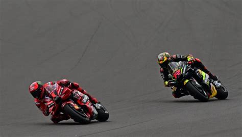 Aleix Espargaró remonta y gana el duelo por el triunfo a Pecco Bagnaia