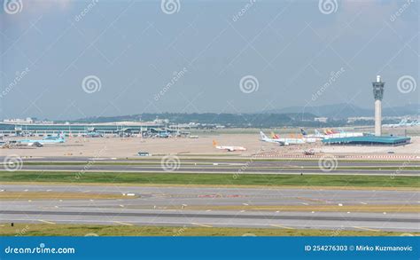 Aviones En El Aeropuerto Internacional De Incheon En Corea Del Sur Foto