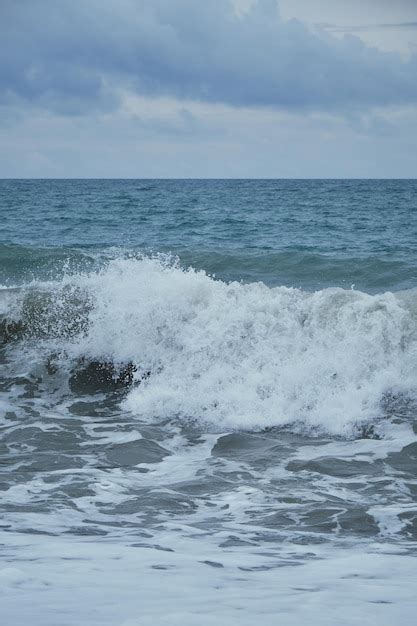 As Ondas Quebram Na Praia E Se Transformam Em Espuma Imagem Vertical De