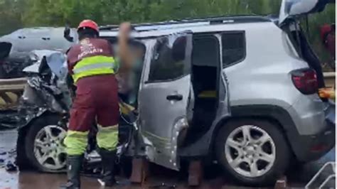 Mulher Morre E Homem Fica Em Estado Grave Ap S Carros Baterem De Frente