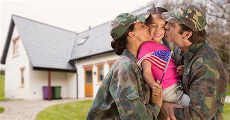 Pais Felizes No Uniforme Dos Soldados Que Beijam Sua Filha Imagem De