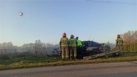 Poważny wypadek w Porębie Wielkiej Kierowca zakleszczony w pojeździe