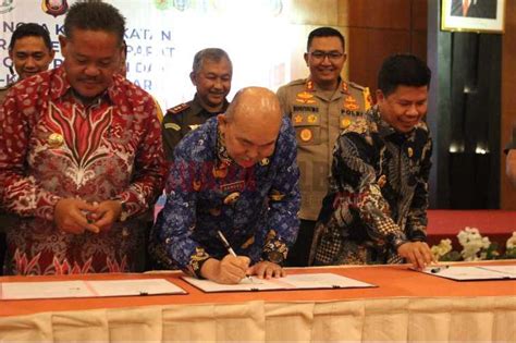 Pj Bupati Landak Samuel Tandatangani Mou Antara Kepala Daerah Dengan