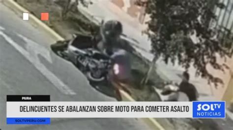 Piura Delincuentes Se Abalanzan Sobre Moto Para Cometer Asalto SOLTV