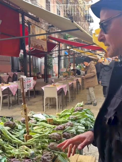 Palermo L Attore Americano Stanley Tucci In Giro Al Mercato Del Capo