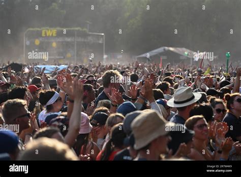 17 Juni 2023 Niedersachsen Scheeßel Festivalbesucher stehen vor