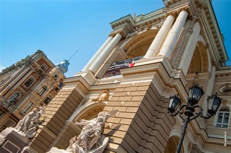 HD-фото скульптур и колонн на входе в Одесский театр оперы и балета ...