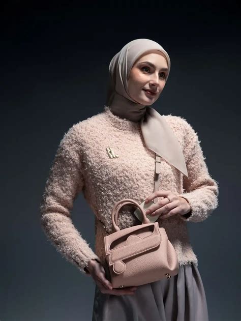 9 Ide Mix And Match Menggunakan Jilbab Warna Nude