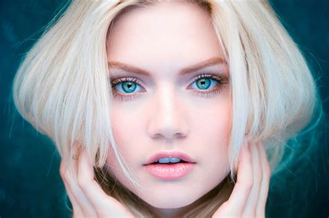 2560x1700 Beautiful Eyes Blonde Girl Chromebook Pixel Hd 4k Wallpapers