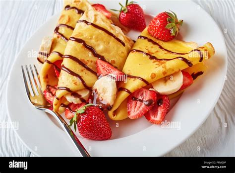 Los Pancakes O Panqueques En Una Placa Blanca Con Fresas Rodajas De