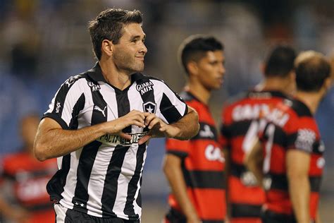 Tr S De Navarro Botafogo Goleia Atl Tico Go E Reassume A Lideran A