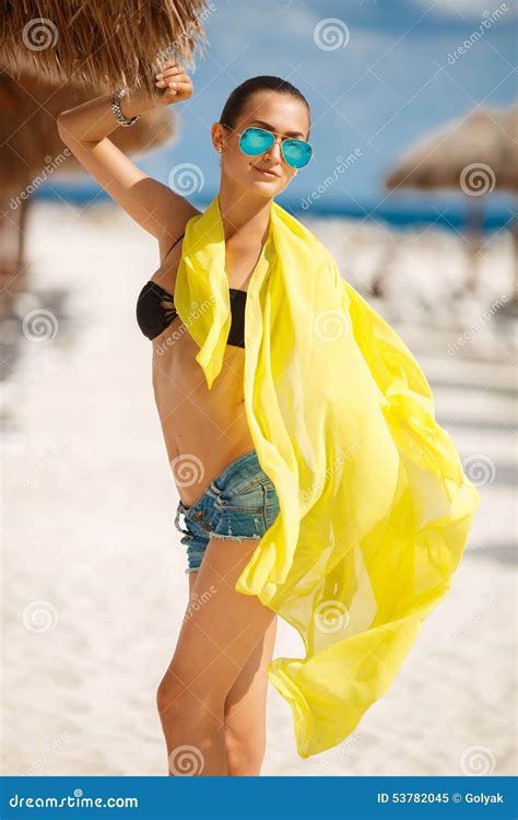 La Bella Donna Sexy Si Rilassa Su Una Spiaggia Tropicale Immagine Stock