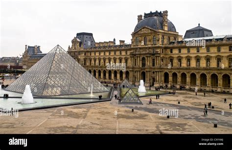 Glas Pyramiden Louvre Museum Fotos Und Bildmaterial In Hoher