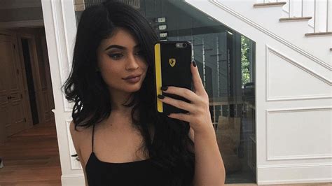 Kylie Jenners Mirror Guarantees Perfect Selfies Kyliejennerpics