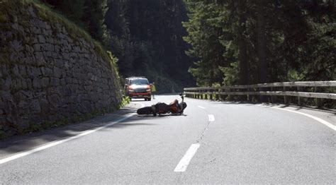 Andeer GR Motorradfahrer 18 kollidiert mit Stützmauer schwer