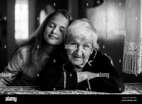 Alte Frau Oma mit ihrer Enkelin schwarz weiß Foto Stockfotografie Alamy