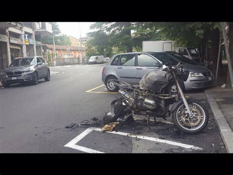 Como Via Torriani Auto Completamente Distrutta Dalle Fiamme Nella