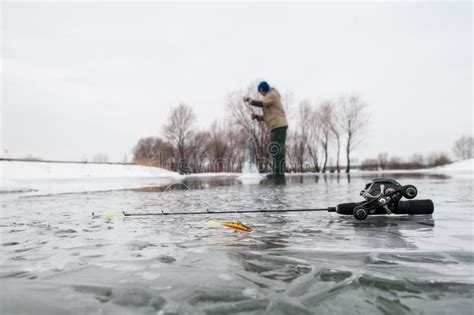 Invierno Que Pesca Concepto Trastos En El Hielo Pescador Que Hace El