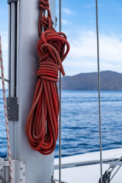 Cordas De Iatismo No Mastro Do Barco Vela Desfocam O Fundo Da Gua Do