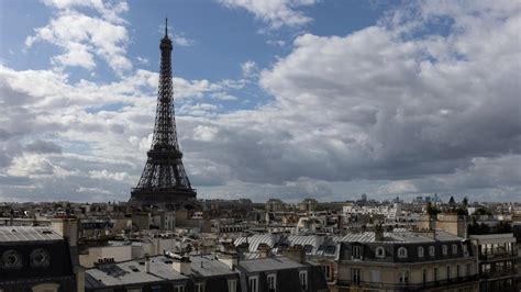 À Paris un homme opéré au 2e étage de la Tour Eiffel après un arrêt