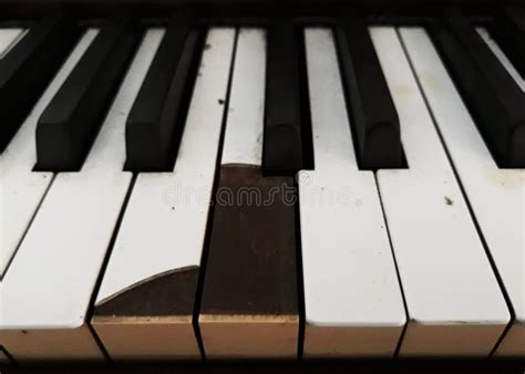 Broken Old Keyboard of Piano Stock Image - Image of entertainment, aged ...