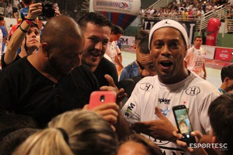 Em duelo das estrelas Ronaldinho Gaúcho leva multidão de fãs à loucura