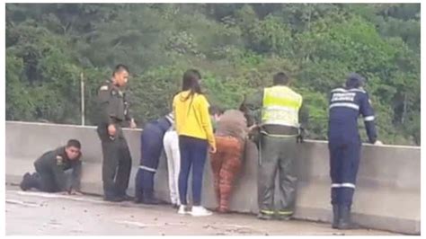 Estremecedor una mujer se tiró de un puente con su hijo en Colombia