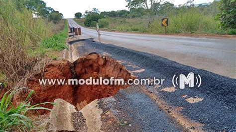 Chuva abre cratera na rodovia LMG 737 entre Guimarânia e Cruzeiro da