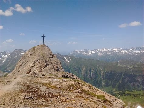 Turista Morre Ao Cair Dos Alpes Austr Acos Quando Tentava Tirar Foto De