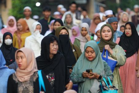 Hypeabis POTRET TOLERANSI BERAGAMA SAAT SALAT IDUL FITRI