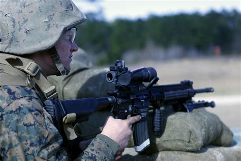 Infantry students get hands-on with Corps’ new automatic weapon ...